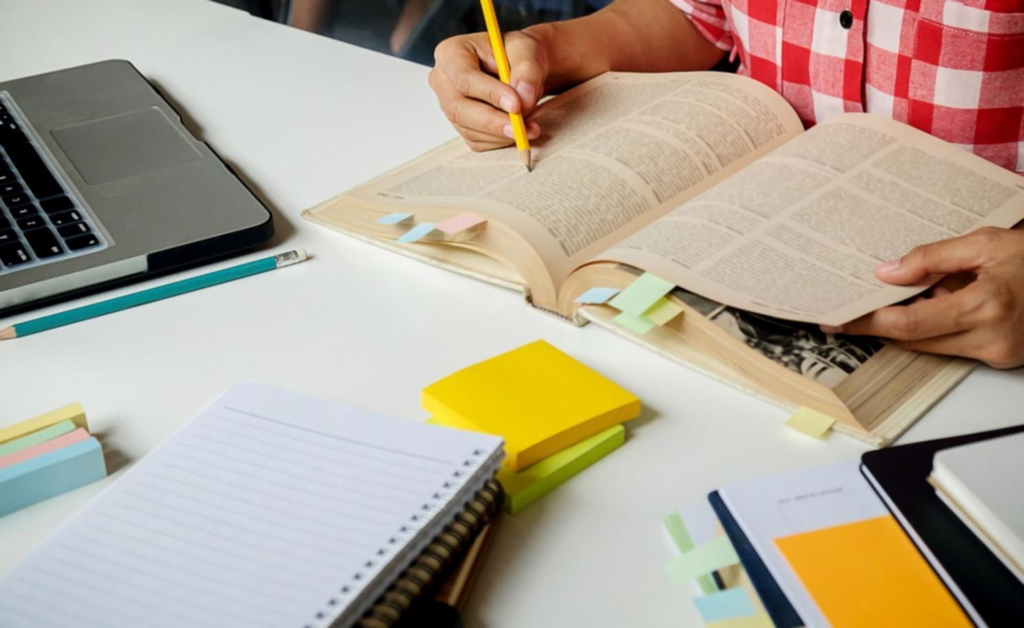 Estudiantes trabajando en planificación financiera